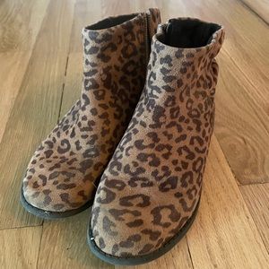 Girls leopard print booties.